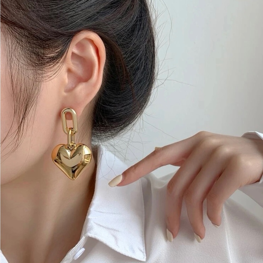 NWT Gold Heart Earrings Valentines Day - Picture 2 of 2